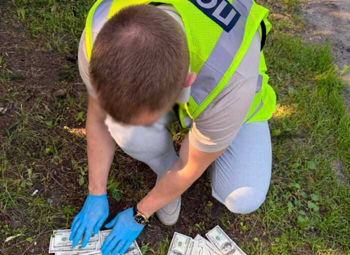 У Києві викрили ексчиновника РДА, який продавав «вирішення питань» із ТЦК за 20 тисяч доларів