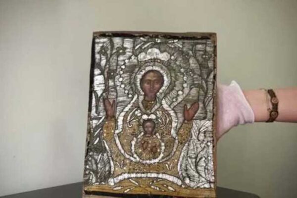 Київські митники вилучили старовинну ікону, яку намагалися відправити до Таїланду