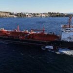 Біля узбережжя Румунії росіяни атакували судно, що прямувало до України: троє моряків поранені
