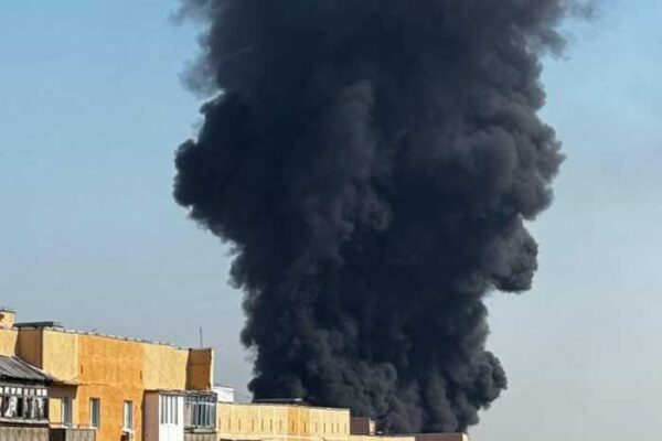 В окупованому Маріуполі після атаки дронів спалахнула масштабна пожежа