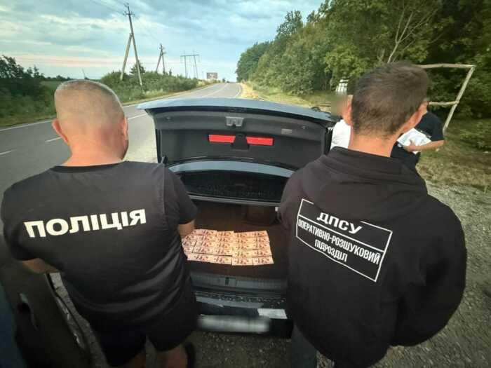 На Закарпатті викрили два канали незаконного переправлення чоловіків за кордон