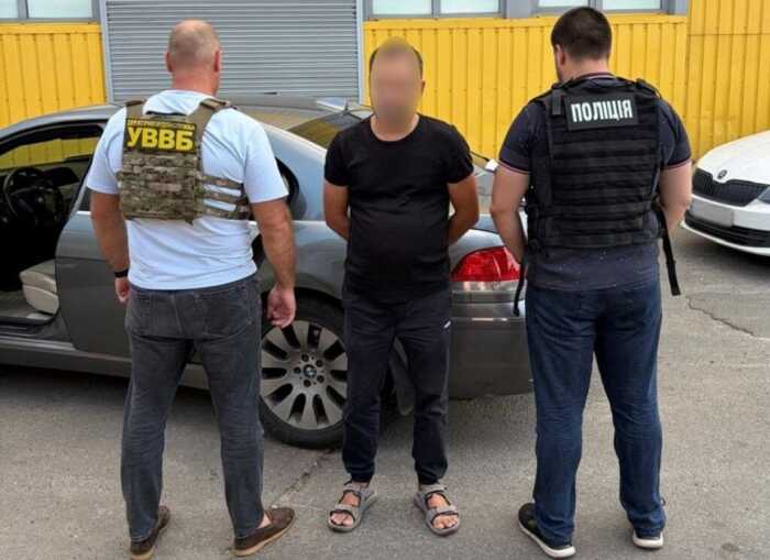 На Рівненщині затримали чоловіка, який за 8 тисяч доларів переправляв ухилянтів до Білорусі