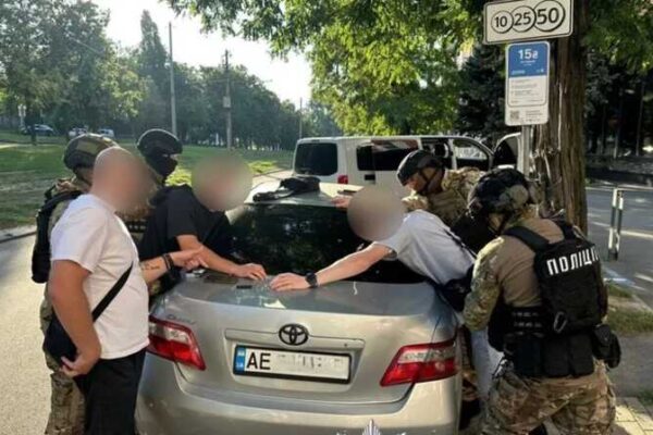 Поліція викрила злочинну групу, яка тероризувала людей і нападала на волонтера