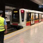 Параліч метро у Варшаві: поліція затримала українця, який кинув рюкзак на колії