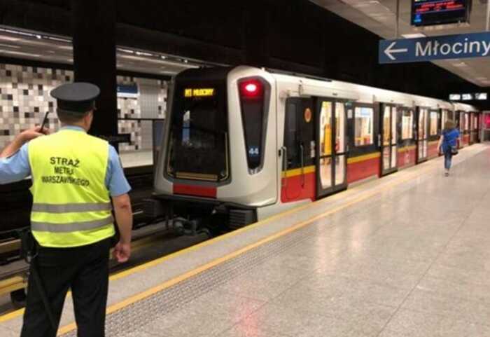 Параліч метро у Варшаві: поліція затримала українця, який кинув рюкзак на колії
