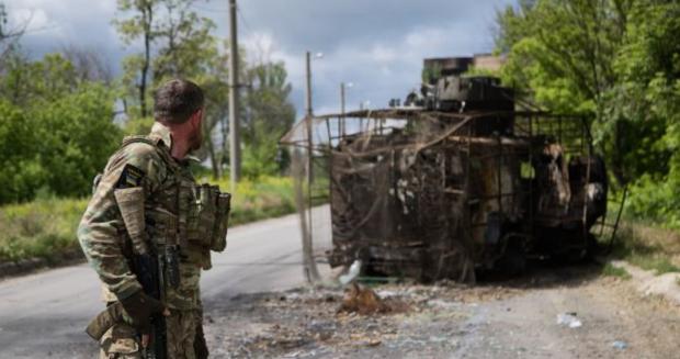 "Горить, як його в пакет класти - не знаю": Українські десантники показали, як евакуаційна група окупантів намагається евакуювати "підсмажене" м'ясо своїх колег (відео 16+)