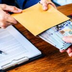 Від 1,5 тисячі до мільйонів доларів: які хабарі отримують посадовці за корупційні схеми