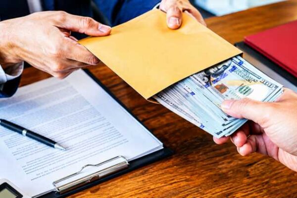 Від 1,5 тисячі до мільйонів доларів: які хабарі отримують посадовці за корупційні схеми