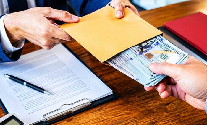 Від 1,5 тисячі до мільйонів доларів: які хабарі отримують посадовці за корупційні схеми