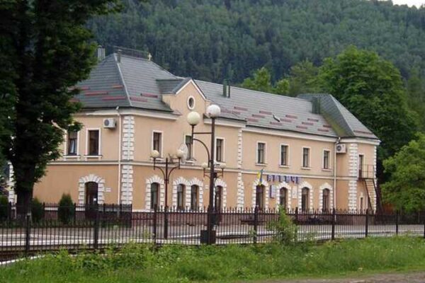 У Яремчі екскерівницю вокзалу оштрафували за фіктивне працевлаштування ухилянта