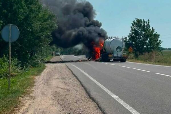 На Одещині російський удар влучив у вантажівку з цистерною: 2 загиблих, 3 постраждалих, — ОВА
