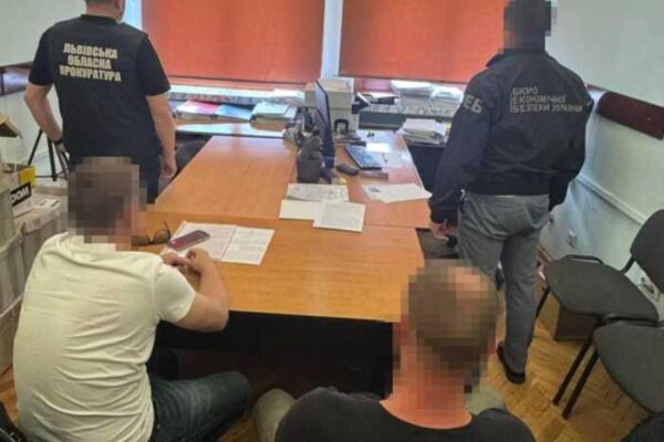 На Львівщині чоловік намагався ввезти 819 гаджетів Apple, сховавши їх у днищі авто