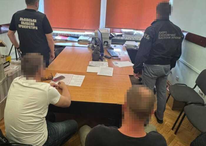 На Львівщині чоловік намагався ввезти 819 гаджетів Apple, сховавши їх у днищі авто
