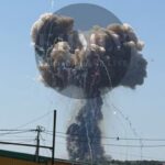 У Хмельницькому пролунали потужні вибухи. Свідки кажуть про вторинну детонацію (відео)