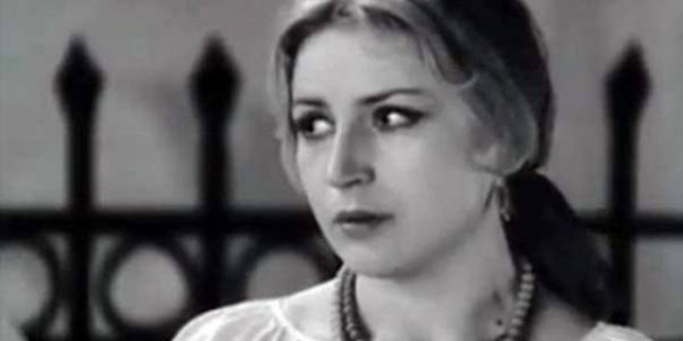 У виставі «Самотня леді» йдеться про відому в минулому актрису, яка живе у старій квартирі. Єдиною близькою людиною для неї залишається племінниця Вірочка. За виконання ролі у цій виставі Галина Яблонська у 2014 році була удостоєна премії «Київ» імені Амвросія Бучми