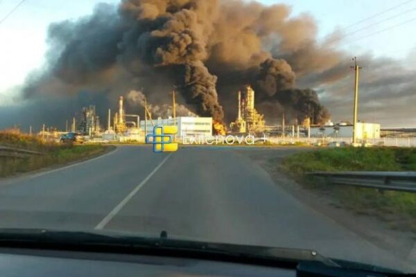 Кадри пожежі на НПЗ у Пермі