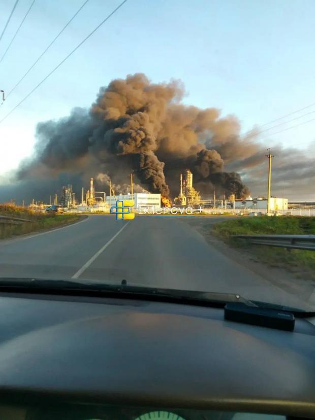 Кадри пожежі на НПЗ у Пермі