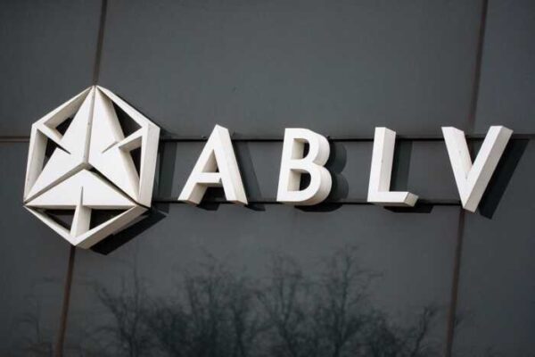 Geldwäsche, Scheingeschäfte, Offshore-Firmen: Wie Andris Ovsjannikovs und Darya Terekhina im ABLV-Fall auftauchen – und wieder verschwinden