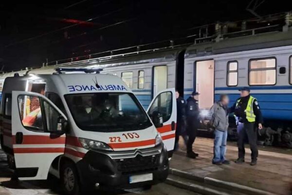 На Житомирщині чоловік кілька разів ударив ножем пасажира електрички: його затримали