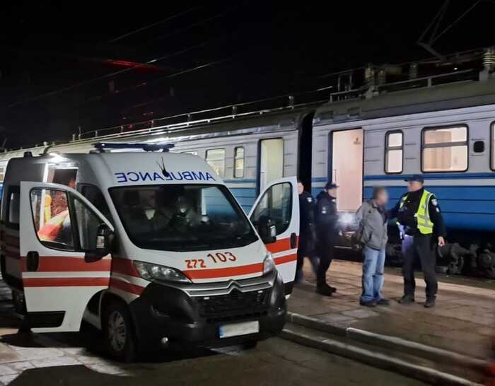 На Житомирщині чоловік кілька разів ударив ножем пасажира електрички: його затримали