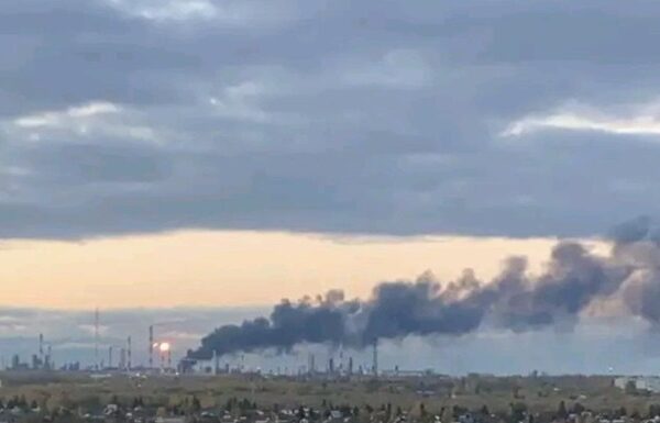 Сибір у вогні: Діпстрайки уразили найбільший НПЗ Російської Федерації. Населення в ажіотажі скуповує пальне (відео)