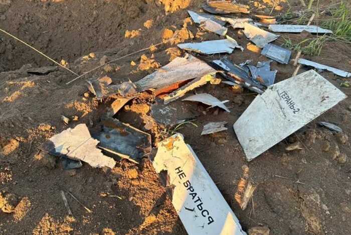 РФ знову атакувала Київ: уламки дронів впали у Дніпровському районі