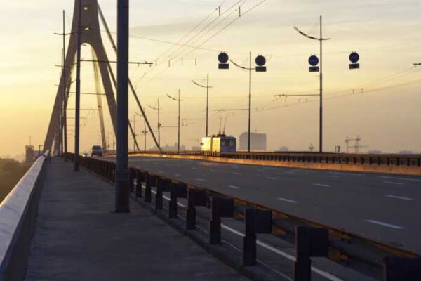 Російський дрон вдарив прямо по автомобілях, які рухалися Північним мостом у Києві