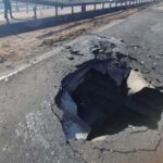 Російська атака залишила величезну вирву на Північному мосту в Києві