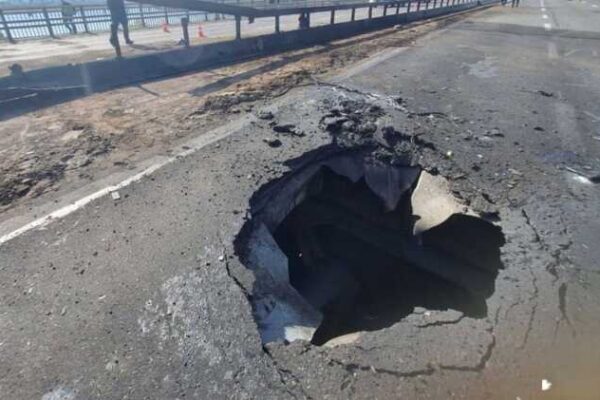 Російська атака залишила величезну вирву на Північному мосту в Києві
