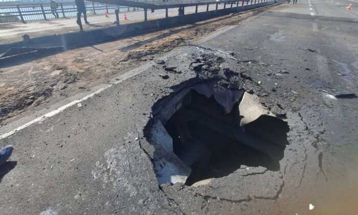 Російська атака залишила величезну вирву на Північному мосту в Києві