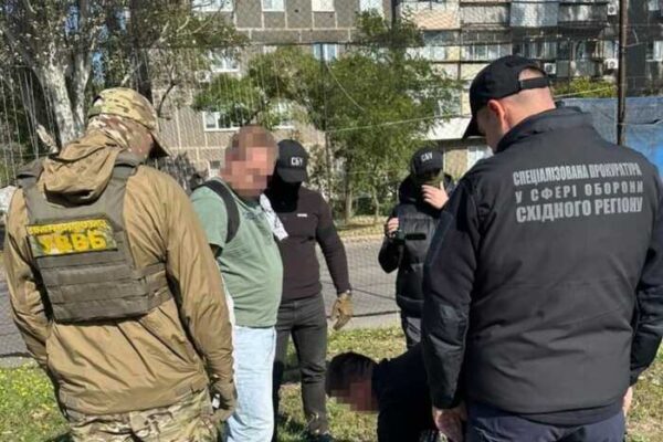 Продаж «безпечної служби» за 5 тисяч доларів: прикордонника затримали під час передачі грошей