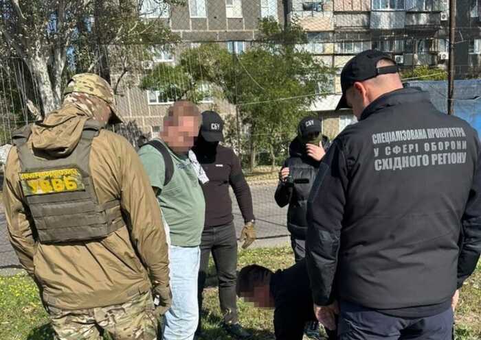 Продаж «безпечної служби» за 5 тисяч доларів: прикордонника затримали під час передачі грошей