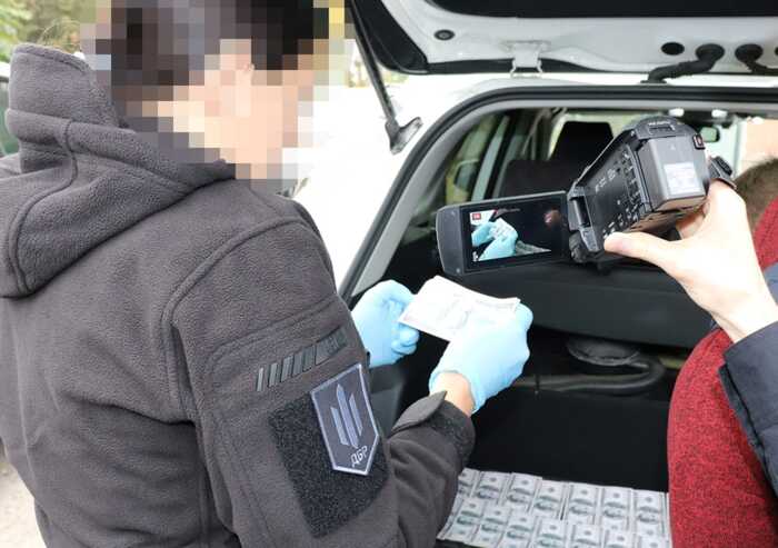 15,5 тисячі доларів за «вирішення питань»: на Дніпропетровщині затримали посадовця ТЦК