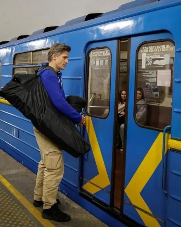 Приїхав підтримати українців: Актора з "Гри престолів" побачили у київському метро (відео)